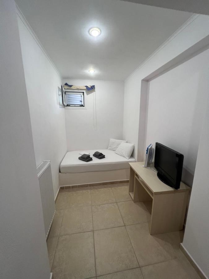 Apartment In Salamina With Garden & Sea View Selinia エクステリア 写真